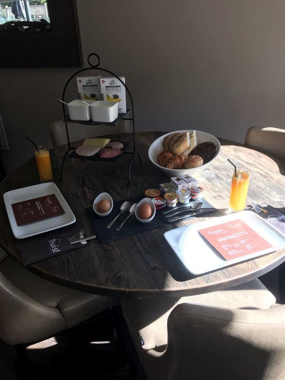 Hotel-Restaurant Thuis! Dinteloord Екстериор снимка