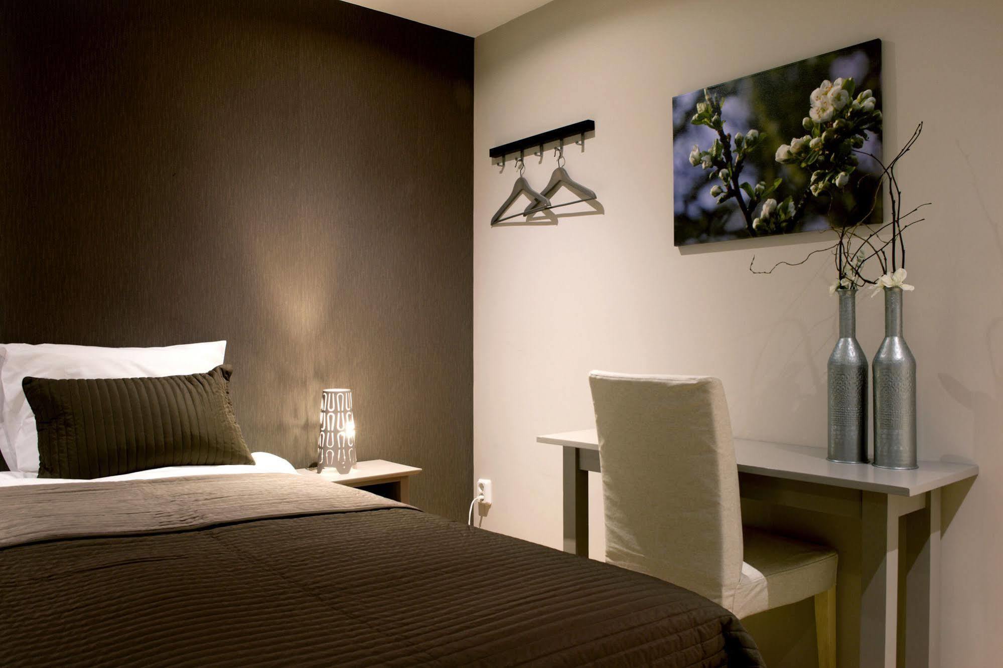 Hotel-Restaurant Thuis! Dinteloord Екстериор снимка