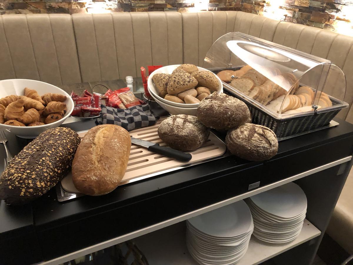 Hotel-Restaurant Thuis! Dinteloord Екстериор снимка